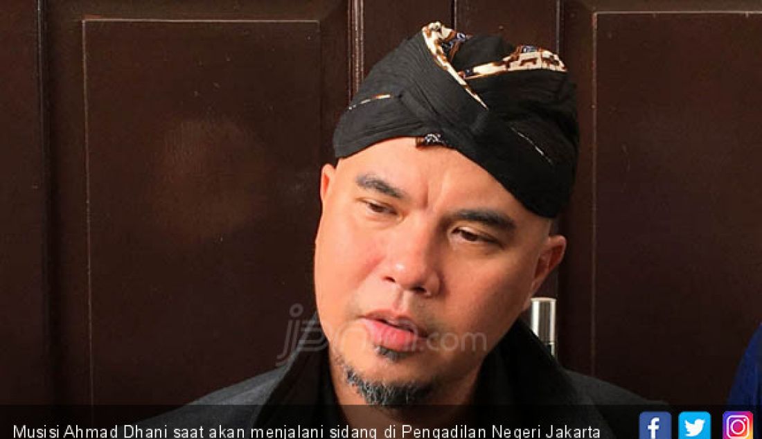 Musisi Ahmad Dhani saat akan menjalani sidang di Pengadilan Negeri Jakarta Selatan, Senin (22/10). - JPNN.com