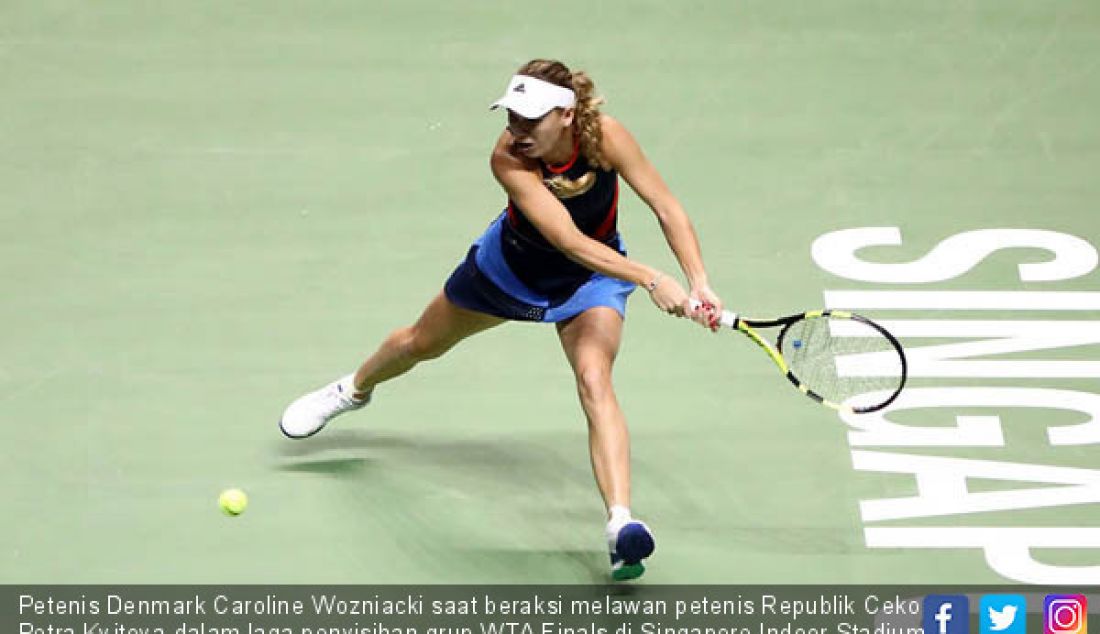 Petenis Denmark Caroline Wozniacki saat beraksi melawan petenis Republik Ceko Petra Kvitova dalam laga penyisihan grup WTA Finals di Singapore Indoor Stadium, Selasa (23/10). Wozniacki menang atas Petra Kvitova. - JPNN.com