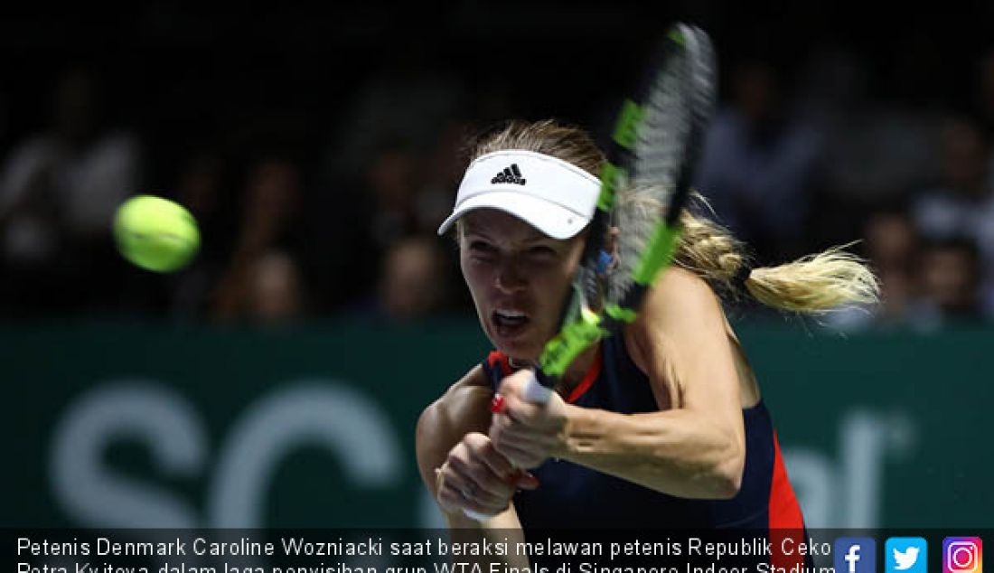 Petenis Denmark Caroline Wozniacki saat beraksi melawan petenis Republik Ceko Petra Kvitova dalam laga penyisihan grup WTA Finals di Singapore Indoor Stadium, Selasa (23/10). Wozniacki menang atas Petra Kvitova. - JPNN.com