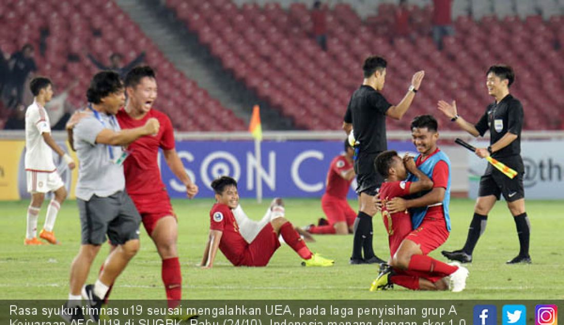 Rasa syukur timnas u19 seusai mengalahkan UEA, pada laga penyisihan grup A Kejuaraan AFC U19 di SUGBK, Rabu (24/10). Indonesia menang dengan skor 1-0. Dengan hasil ini Indonesia lolos ke babak 8 besar. - JPNN.com