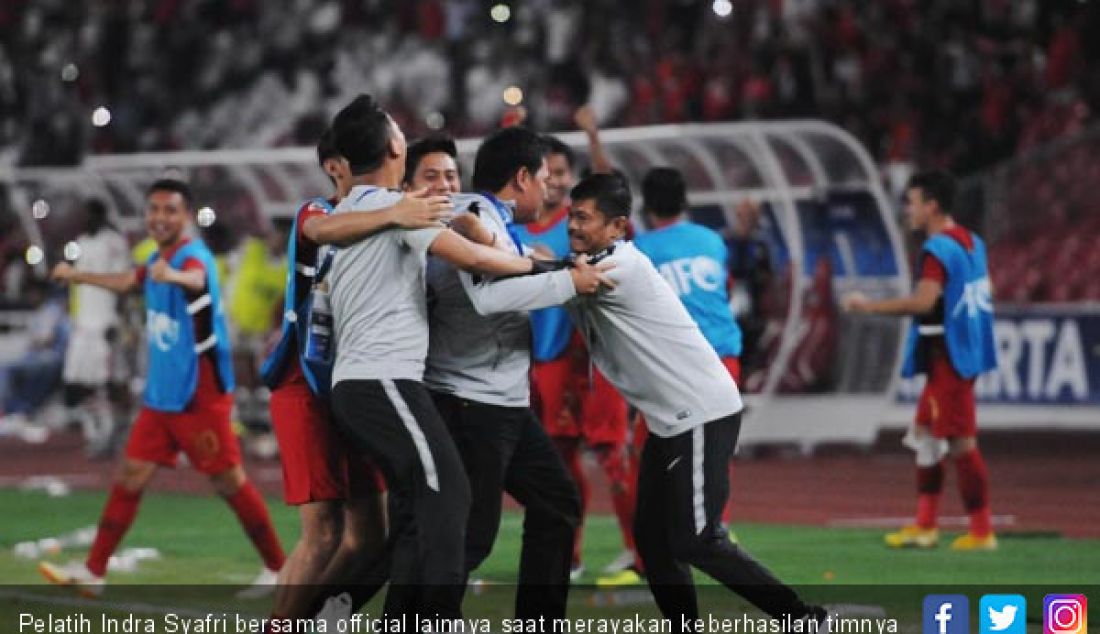 Pelatih Indra Syafri bersama official lainnya saat merayakan keberhasilan timnya (Timnas Indonesia, red) atas Uni Emirat Arab 1-0. - JPNN.com