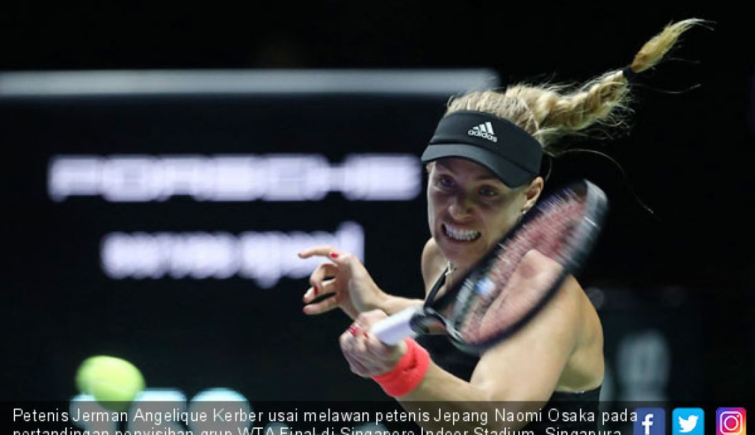 Petenis Jerman Angelique Kerber usai melawan petenis Jepang Naomi Osaka pada pertandingan penyisihan grup WTA Final di Singapore Indoor Stadium, Singapura, Rabu (24/10). Angie unggul atas Osaka 6-4, 5-7, 6-4. - JPNN.com