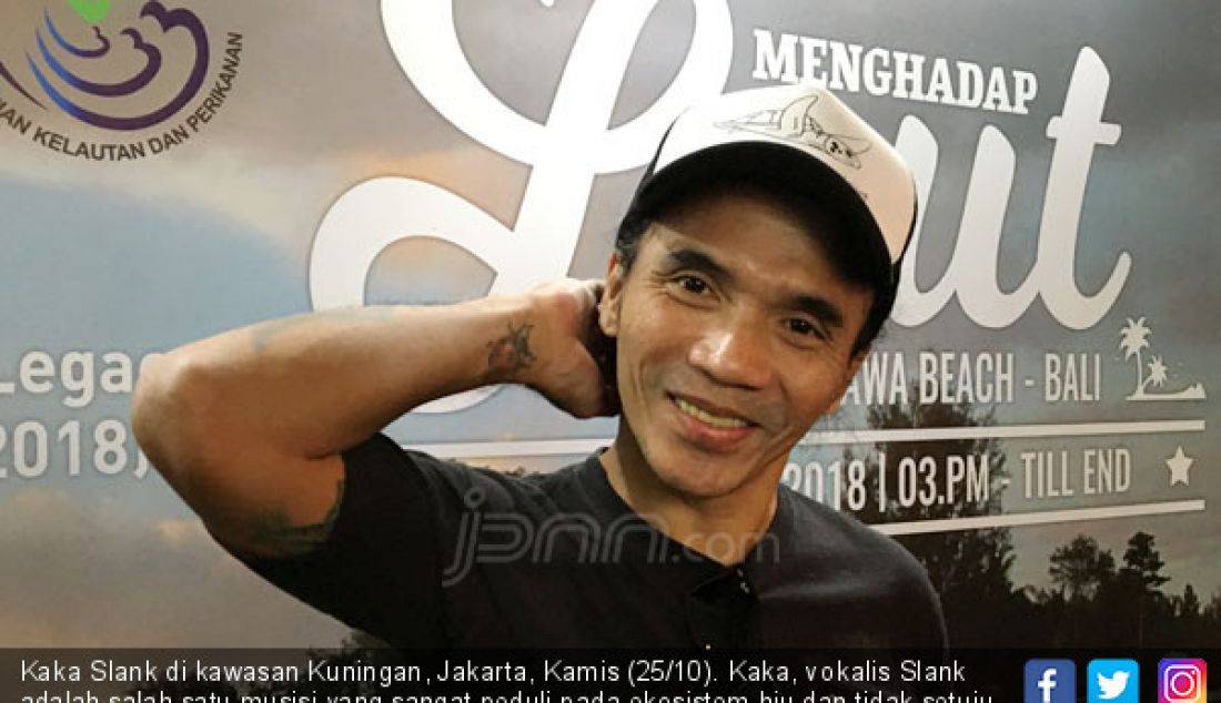 Kaka Slank di kawasan Kuningan, Jakarta, Kamis (25/10). Kaka, vokalis Slank adalah salah satu musisi yang sangat peduli pada ekosistem hiu dan tidak setuju bila ikan tersebut dijadikan sebagai bahan konsumsi. - JPNN.com