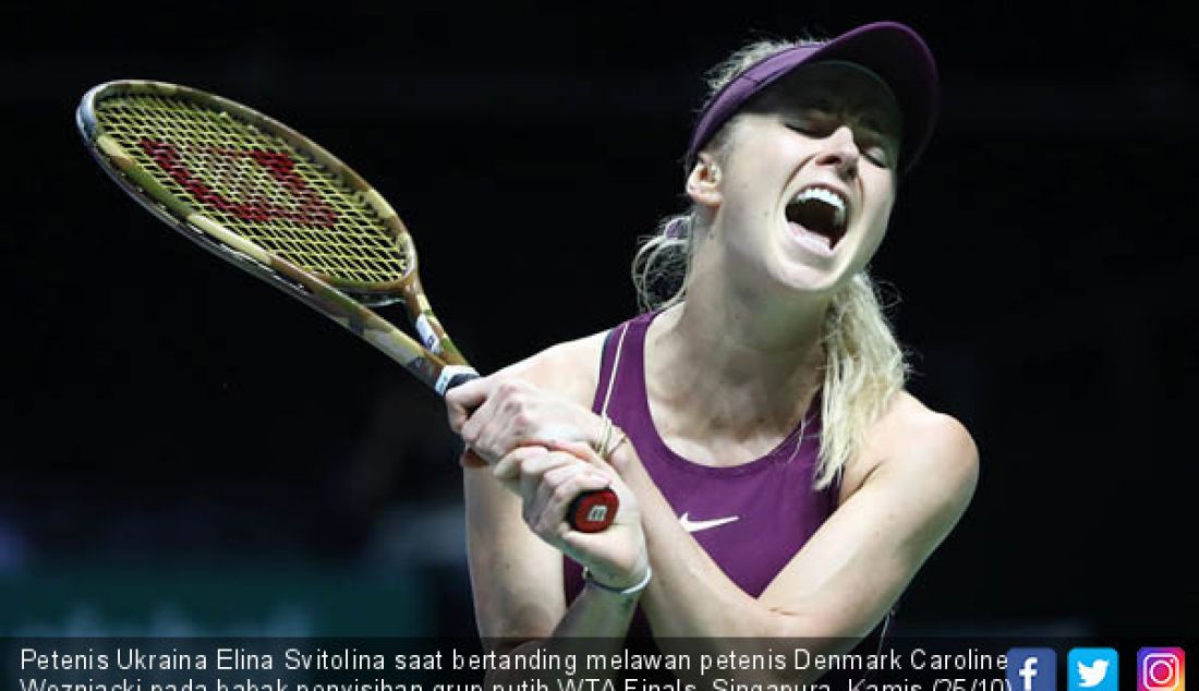 Petenis Ukraina Elina Svitolina saat bertanding melawan petenis Denmark Caroline Wozniacki pada babak penyisihan grup putih WTA Finals, Singapura, Kamis (25/10). Elina Svitolina berhasil menang dan melaju ke semi final. - JPNN.com