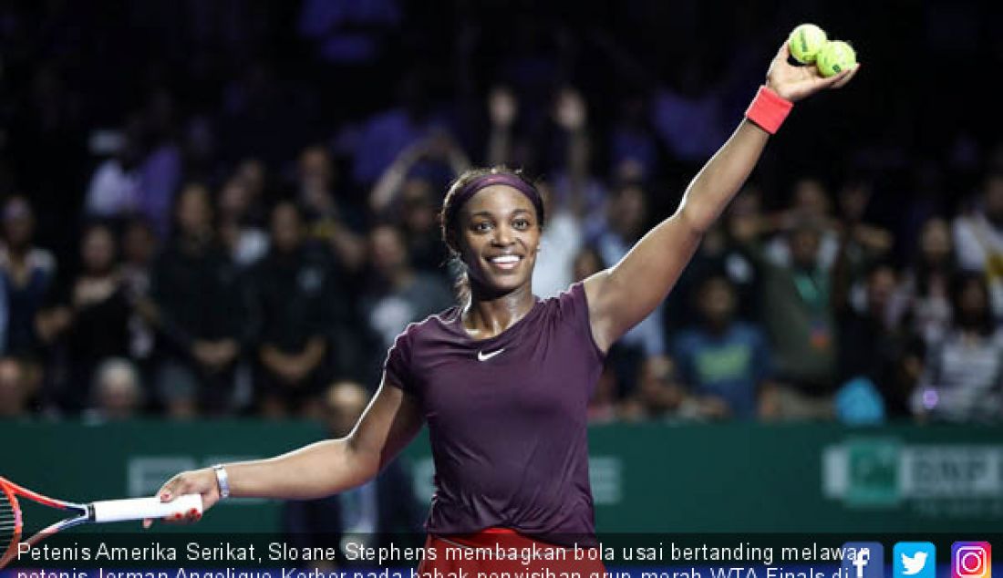 Petenis Amerika Serikat, Sloane Stephens membagkan bola usai bertanding melawan petenis Jerman Angelique Kerber pada babak penyisihan grup merah WTA Finals di Singapore Indoor Stadium, Singapura, Jumat (26/10). - JPNN.com