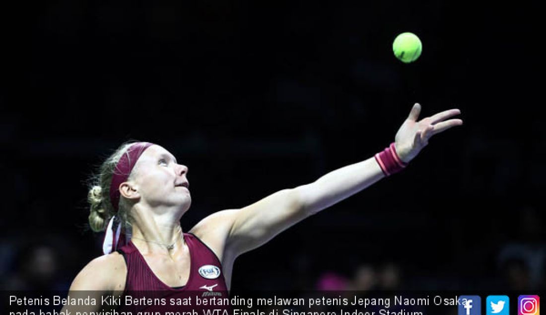 Petenis Belanda Kiki Bertens saat bertanding melawan petenis Jepang Naomi Osaka pada babak penyisihan grup merah WTA Finals di Singapore Indoor Stadium, Singapura, Jumat (26/10). - JPNN.com