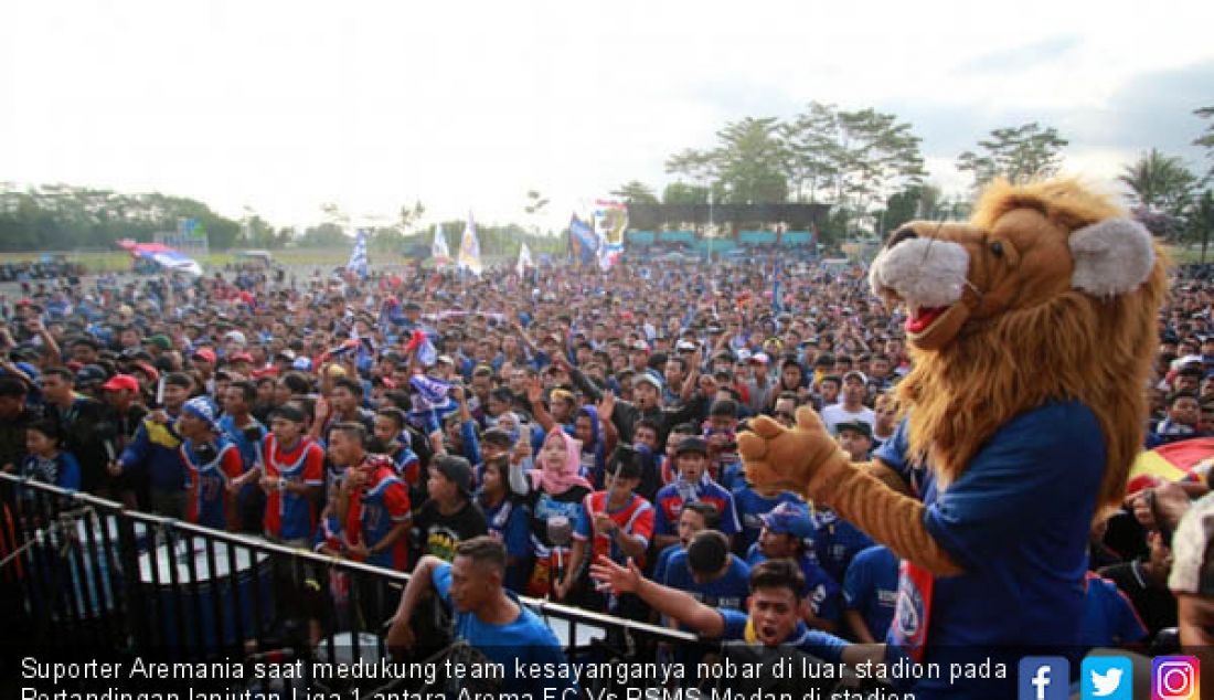 Suporter Aremania saat medukung team kesayanganya nobar di luar stadion pada Pertandingan lanjutan Liga 1 antara Arema FC Vs PSMS Medan di stadion kanjuruhan, Malang, Minggu (28/10). Arema menang telak dengan skor 5-0. - JPNN.com