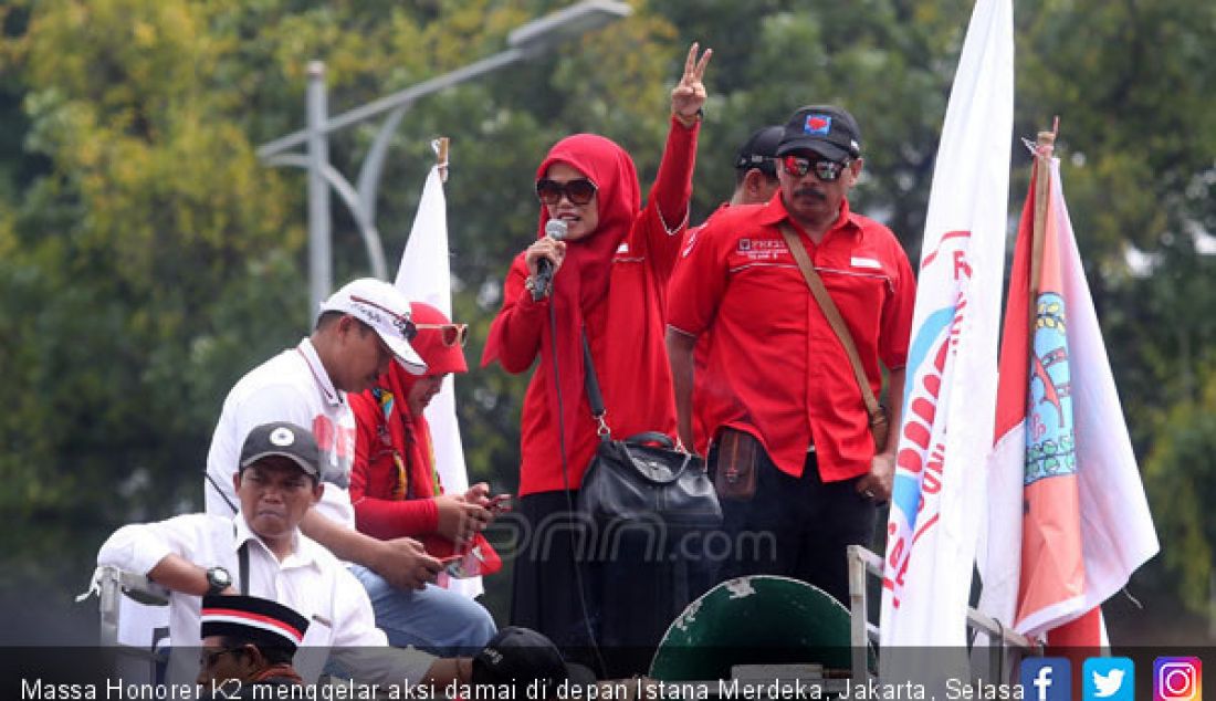 Massa Honorer K2 menggelar aksi damai di depan Istana Merdeka, Jakarta, Selasa (30/10). Mereka menuntut agar diangkat menjadi PNS. - JPNN.com