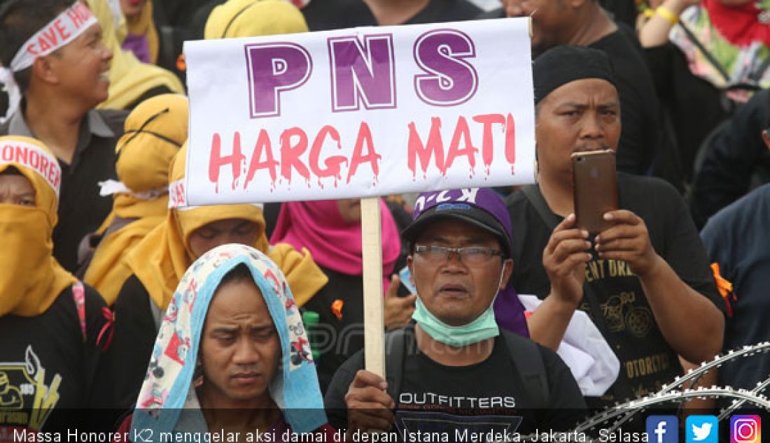 Massa Honorer K2 menggelar aksi damai di depan Istana Merdeka, Jakarta, Selasa (30/10). Mereka menuntut agar diangkat menjadi PNS. - JPNN.com