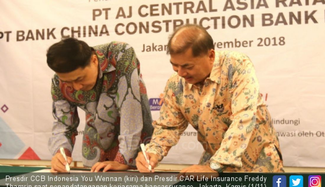 Presdir CCB Indonesia You Wennan (kiri) dan Presdir CAR Life Insurance Freddy Thamrin saat penandatanganan kerjasama bancassurance, Jakarta, Kamis (1/11). - JPNN.com