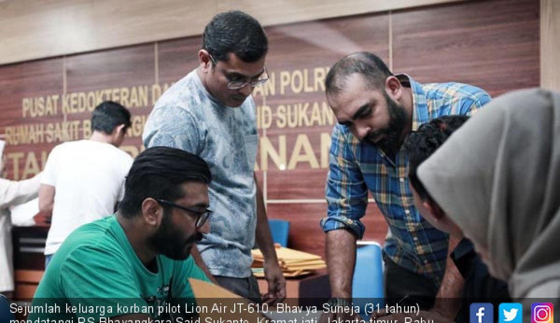 Sejumlah keluarga korban pilot Lion Air JT-610, Bhavya Suneja (31 tahun) mendatangi RS Bhayangkara Said Sukanto, Kramat jati, Jakarta timur, Rabu (31/10). Keluarga korban datang ke rumah sakit untuk keperluan identifikasi. - JPNN.com
