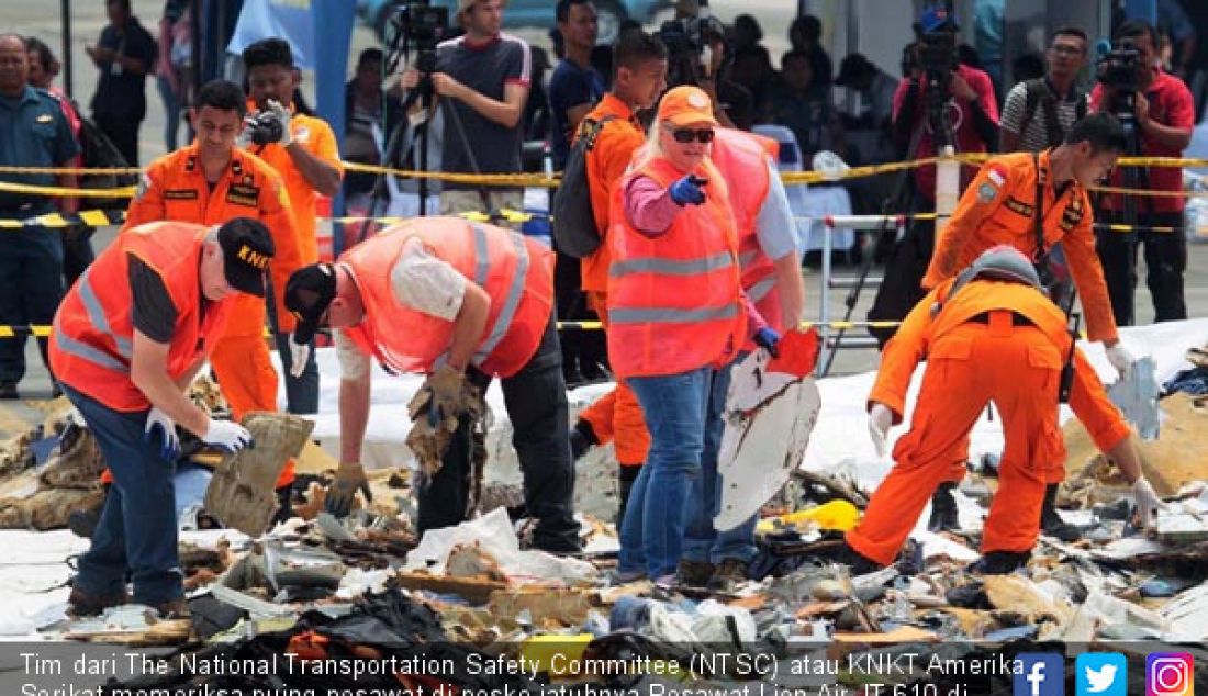 Tim dari The National Transportation Safety Committee (NTSC) atau KNKT Amerika Serikat memeriksa puing pesawat di posko jatuhnya Pesawat Lion Air JT-610 di JITC, Tanjung Priuk, Jakarta Utara, Kamis (1/11). - JPNN.com