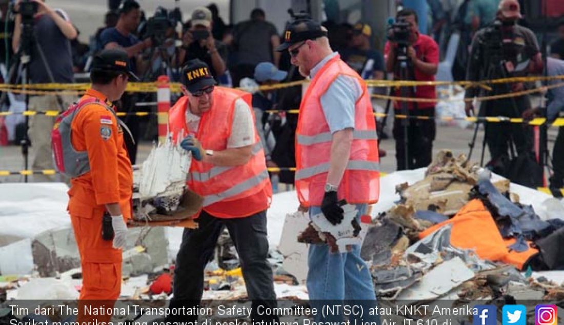 Tim dari The National Transportation Safety Committee (NTSC) atau KNKT Amerika Serikat memeriksa puing pesawat di posko jatuhnya Pesawat Lion Air JT-610 di JITC, Tanjung Priuk, Jakarta Utara, Kamis (1/11). - JPNN.com