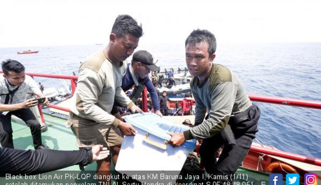 Black box Lion Air PK-LQP diangkut ke atas KM Baruna Jaya I, Kamis (1/11) setelah ditemukan penyelam TNI AL Sertu Hendra di koordinat S 05 48 48.051 - E 107 07 37.622 dan koordinat S 05 48 46.545 - E 107 07 38.393. - JPNN.com