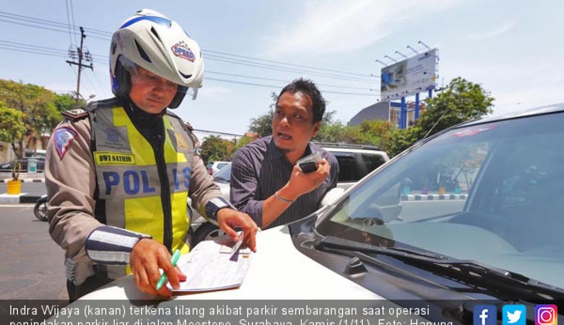 Indra Wijaya (kanan) terkena tilang akibat parkir sembarangan saat operasi penindakan parkir liar di jalan Moestopo, Surabaya, Kamis (1/11). - JPNN.com