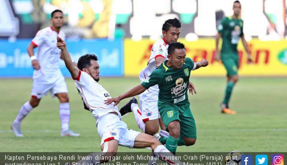 Kapten Persebaya Rendi Irwan dilanggar oleh Michael Yansen Orah (Persija) saat pertandingan Liga 1 di Stadion Gelora Bung Tomo, Surabaya, Minggu (4/11). - JPNN.com