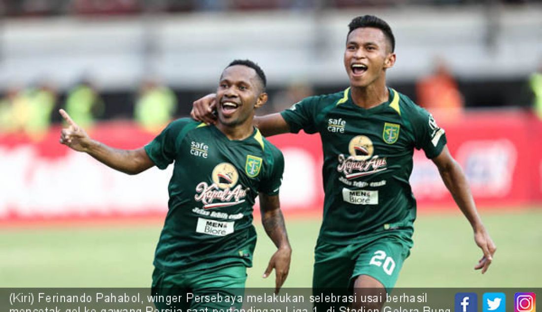 (Kiri) Ferinando Pahabol, winger Persebaya melakukan selebrasi usai berhasil mencetak gol ke gawang Persija saat pertandingan Liga 1 di Stadion Gelora Bung Tomo, Surabaya, Minggu (4/11). - JPNN.com