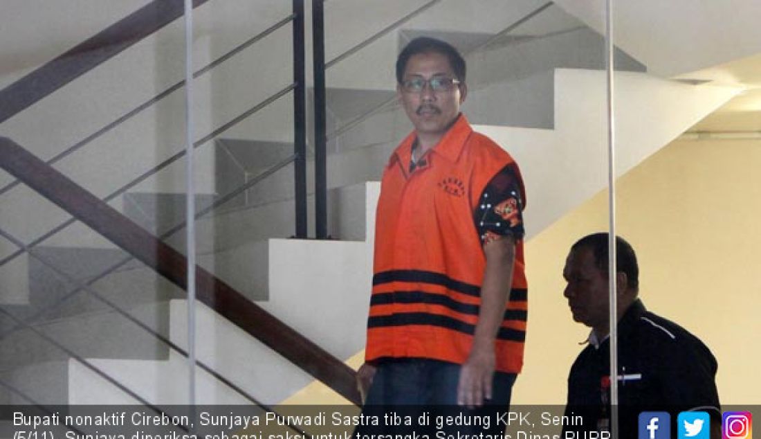 Bupati nonaktif Cirebon, Sunjaya Purwadi Sastra tiba di gedung KPK, Senin (5/11). Sunjaya diperiksa sebagai saksi untuk tersangka Sekretaris Dinas PUPR Cirebon Gatot Rachmanto. - JPNN.com