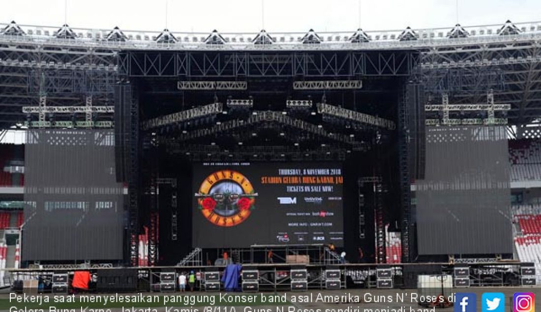 Pekerja saat menyelesaikan panggung Konser band asal Amerika Guns N' Roses di Gelora Bung Karno, Jakarta, Kamis (8/11/). Guns N Roses sendiri menjadi band pertama yang menjajal area GBK setelah direnovasi. - JPNN.com