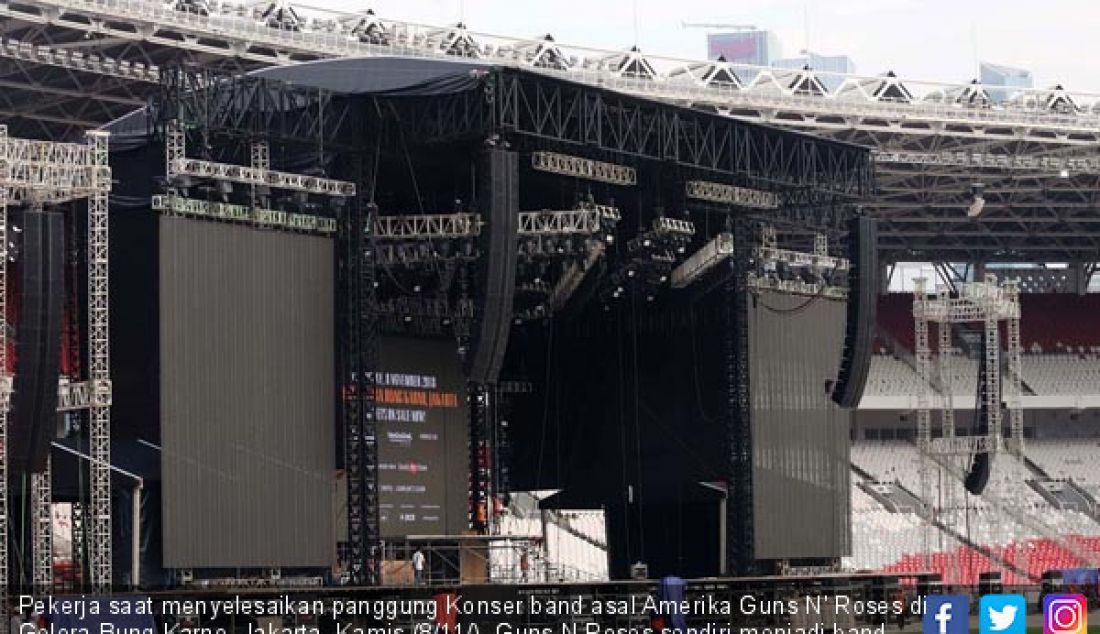 Pekerja saat menyelesaikan panggung Konser band asal Amerika Guns N' Roses di Gelora Bung Karno, Jakarta, Kamis (8/11/). Guns N Roses sendiri menjadi band pertama yang menjajal area GBK setelah direnovasi. - JPNN.com