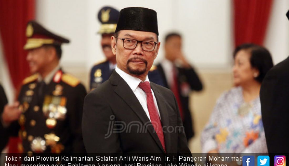 Tokoh dari Provinsi Kalimantan Selatan Ahli Waris Alm. Ir. H Pangeran Mohammad Noor menerima gelar Pahlawan Nasional dari Presiden Joko Widodo di Istana Negara, Jakarta, Kamis (8/11). - JPNN.com