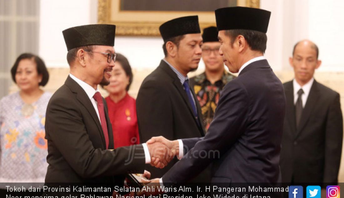 Tokoh dari Provinsi Kalimantan Selatan Ahli Waris Alm. Ir. H Pangeran Mohammad Noor menerima gelar Pahlawan Nasional dari Presiden Joko Widodo di Istana Negara, Jakarta, Kamis (8/11). - JPNN.com