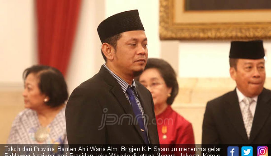 Tokoh dari Provinsi Banten Ahli Waris Alm. Brigjen K.H Syam'un menerima gelar Pahlawan Nasional dari Presiden Joko Widodo di Istana Negara, Jakarta, Kamis (8/11). - JPNN.com