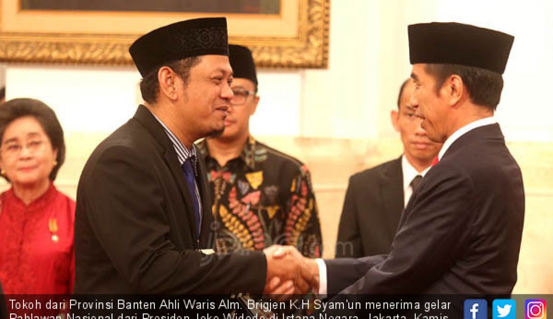 Tokoh dari Provinsi Banten Ahli Waris Alm. Brigjen K.H Syam'un menerima gelar Pahlawan Nasional dari Presiden Joko Widodo di Istana Negara, Jakarta, Kamis (8/11). - JPNN.com