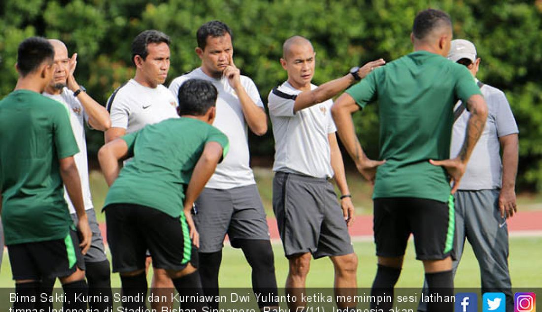 Bima Sakti, Kurnia Sandi dan Kurniawan Dwi Yulianto ketika memimpin sesi latihan timnas Indonesia di Stadion Bishan Singapore, Rabu (7/11). Indonesia akan menghadapi Singapore di babak penyisihan grup B Piala AFF 2018. - JPNN.com