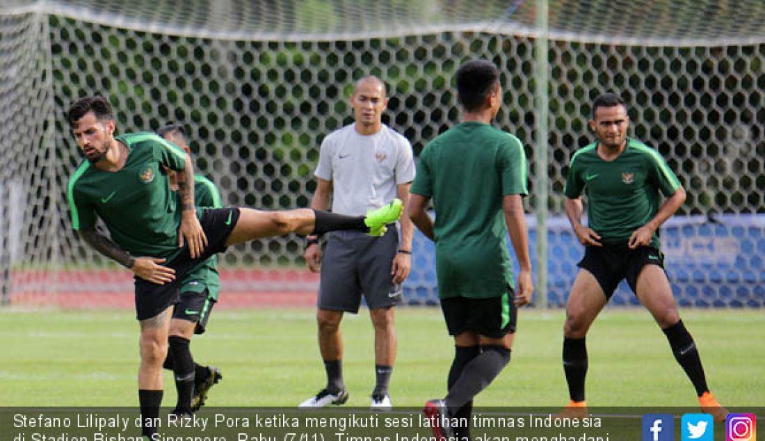 Stefano Lilipaly dan Rizky Pora ketika mengikuti sesi latihan timnas Indonesia di Stadion Bishan Singapore, Rabu (7/11). Timnas Indonesia akan menghadapi Singapore pada babak penyisihan grup B Piala AFF 2018. - JPNN.com