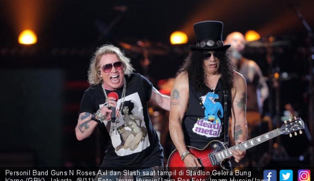 Personil Band Guns N Roses Axl dan Slash saat tampil di Stadion Gelora Bung Karno (GBK), Jakarta, (8/11). Foto: Imam Husein/Jawa Pos - JPNN.com