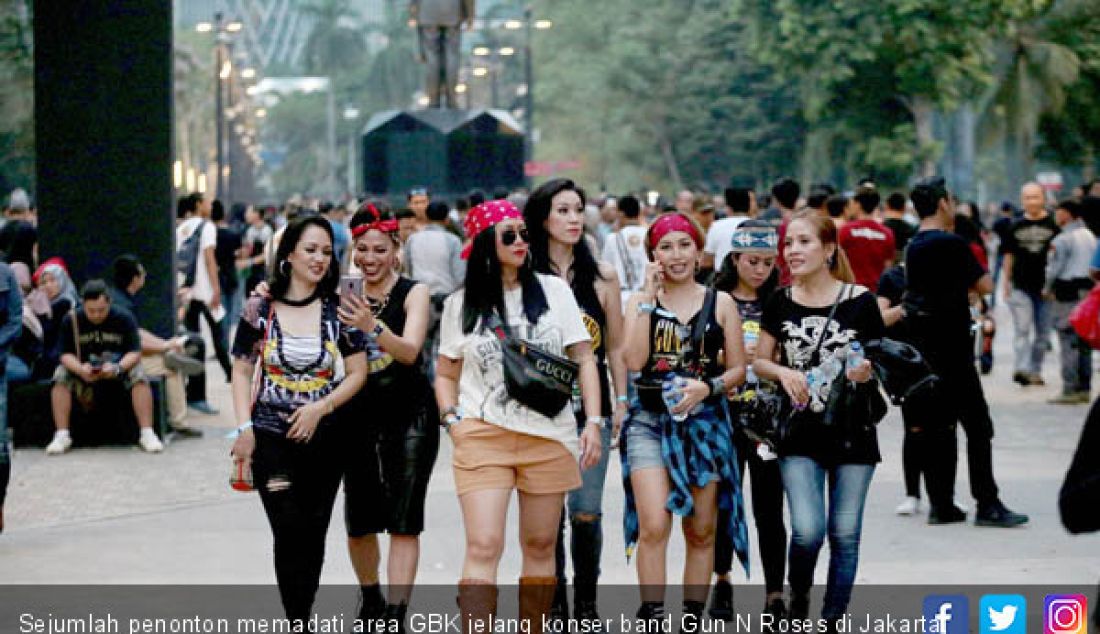 Sejumlah penonton memadati area GBK jelang konser band Gun N Roses di Jakarta, Kamis (08/11) sore. - JPNN.com