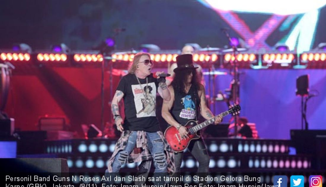 Personil Band Guns N Roses Axl dan Slash saat tampil di Stadion Gelora Bung Karno (GBK), Jakarta, (8/11). Foto: Imam Husein/Jawa Pos - JPNN.com