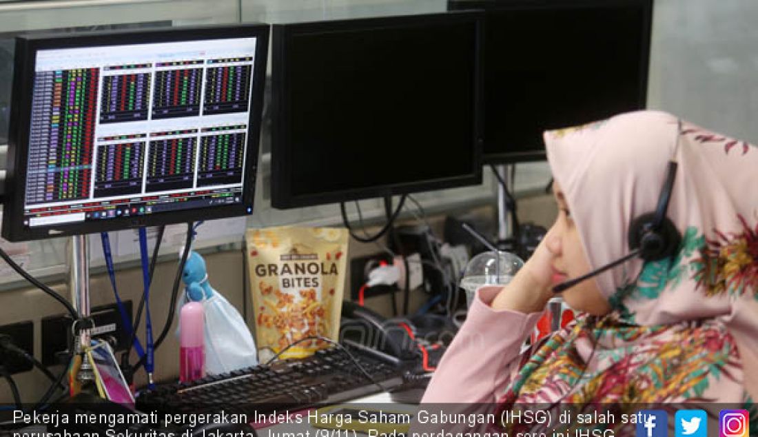 Pekerja mengamati pergerakan Indeks Harga Saham Gabungan (IHSG) di salah satu perusahaan Sekuritas di Jakarta, Jumat (9/11). Pada perdagangan sore ini IHSG ditutup melemah 102,652 poin (1,72 persen) ke 5.874,154. - JPNN.com