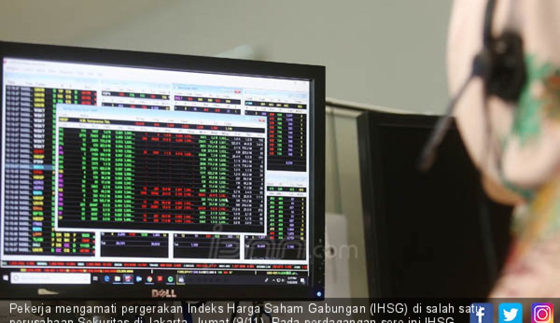 Pekerja mengamati pergerakan Indeks Harga Saham Gabungan (IHSG) di salah satu perusahaan Sekuritas di Jakarta, Jumat (9/11). Pada perdagangan sore ini IHSG ditutup melemah 102,652 poin (1,72 persen) ke 5.874,154. - JPNN.com