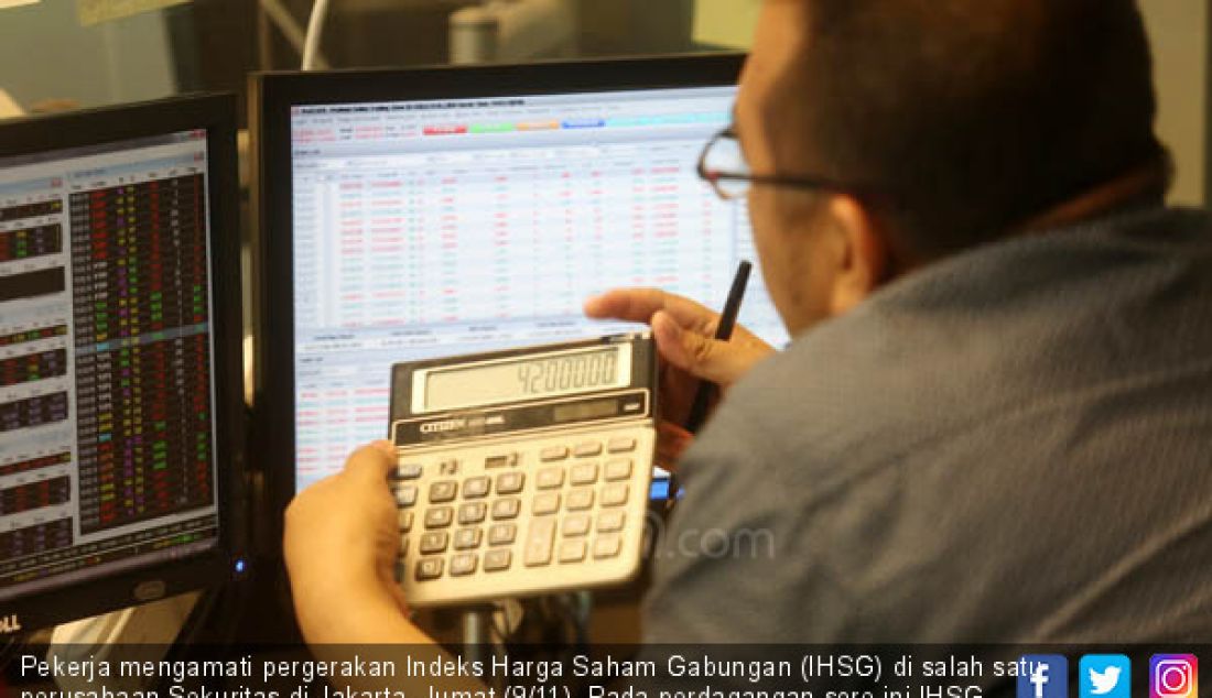 Pekerja mengamati pergerakan Indeks Harga Saham Gabungan (IHSG) di salah satu perusahaan Sekuritas di Jakarta, Jumat (9/11). Pada perdagangan sore ini IHSG ditutup melemah 102,652 poin (1,72 persen) ke 5.874,154. - JPNN.com