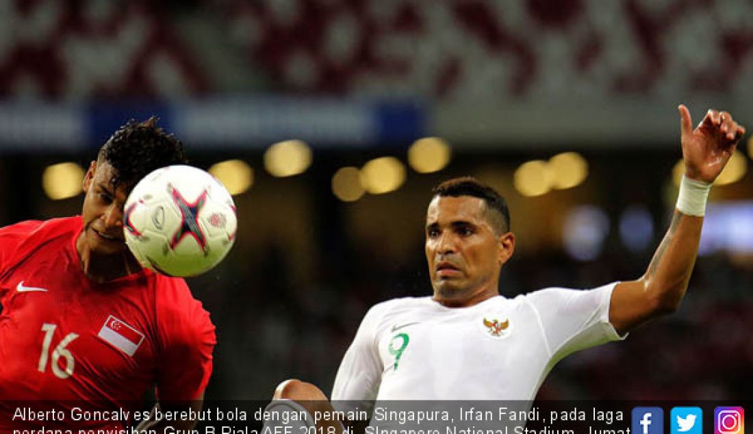 Alberto Goncalves berebut bola dengan pemain Singapura, Irfan Fandi, pada laga perdana penyisihan Grup B Piala AFF 2018 di SIngapore National Stadium, Jumat (9/11). Indonesia kalah dengan skor 1-0. - JPNN.com