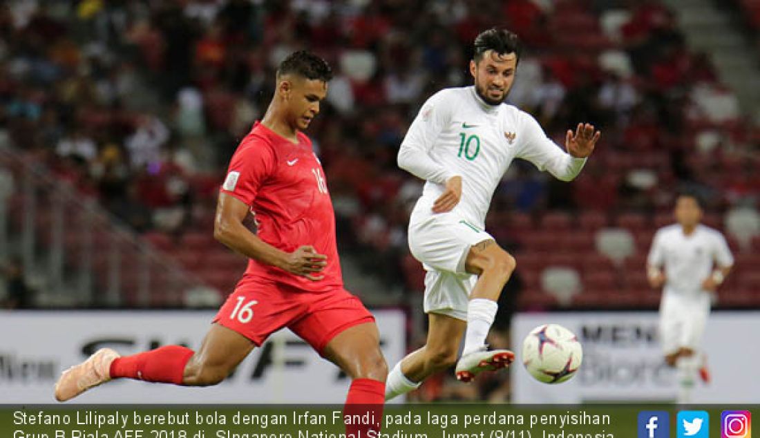 Stefano Lilipaly berebut bola dengan Irfan Fandi, pada laga perdana penyisihan Grup B Piala AFF 2018 di SIngapore National Stadium, Jumat (9/11). Indonesia kalah dengan skor 1-0. - JPNN.com