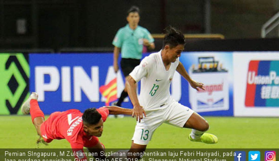 Pemian SIngapura, M Zulqarnaen Suzliman menghentikan laju Febri Hariyadi, pada laga perdana penyisihan Grup B Piala AFF 2018 di SIngapore National Stadium, Jumat (9/11). Indonesia kalah dengan skor 1-0. - JPNN.com