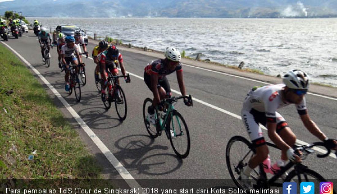 Para pembalap TdS (Tour de Singkarak) 2018 yang start dari Kota Solok melintasi Danau Singkarak ketika menuju finish di Kota Payakumbuh, Jumat (9/11). - JPNN.com