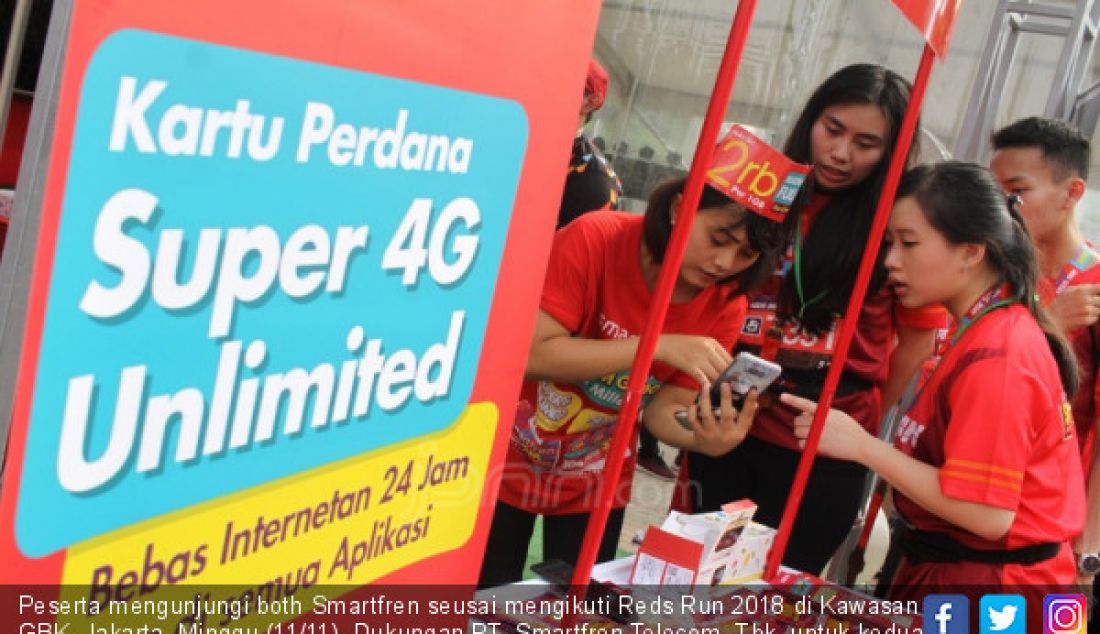 Peserta mengunjungi both Smartfren seusai mengikuti Reds Run 2018 di Kawasan GBK, Jakarta, Minggu (11/11). Dukungan PT. Smartfren Telecom, Tbk. untuk kedua kalinya dikegiatan ini seiring dengan semangat #GoUnlimited. - JPNN.com