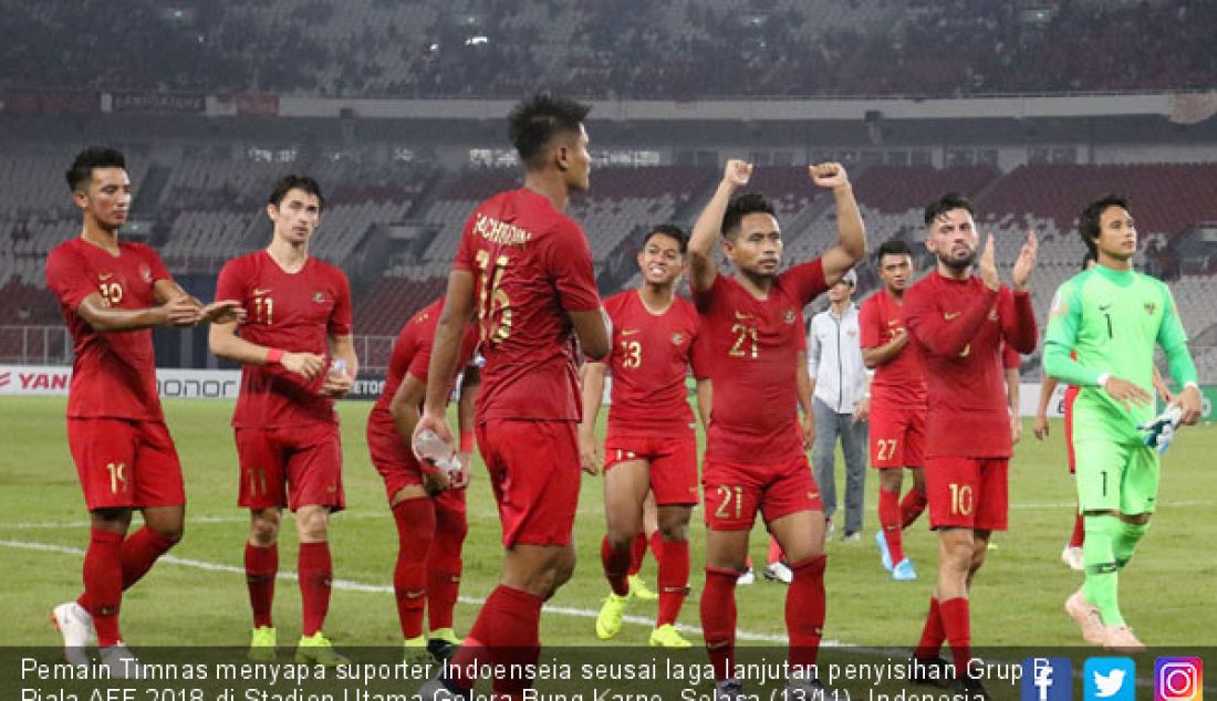 Pemain Timnas menyapa suporter Indoenseia seusai laga lanjutan penyisihan Grup B Piala AFF 2018 di Stadion Utama Gelora Bung Karno, Selasa (13/11). Indonesia menang dengan skor 3-1. - JPNN.com