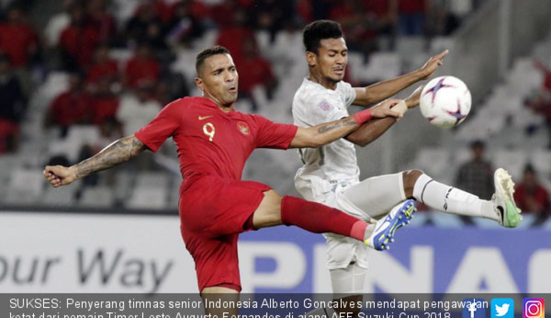 SUKSES: Penyerang timnas senior Indonesia Alberto Goncalves mendapat pengawalan ketat dari pemain Timor Leste Augusto Fernandes di ajang AFF Suzuki Cup 2018, Selasa (13/11). Indonesia menang 3-1 atas Timor Leste. - JPNN.com