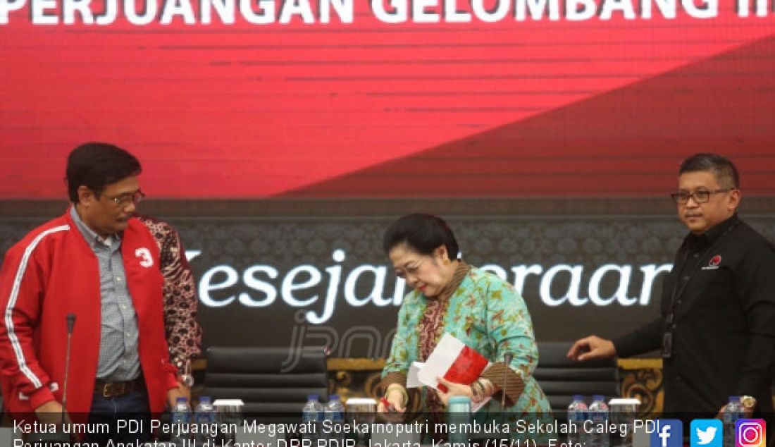 Ketua umum PDI Perjuangan Megawati Soekarnoputri membuka Sekolah Caleg PDI Perjuangan Angkatan III di Kantor DPP PDIP, Jakarta, Kamis (15/11). - JPNN.com