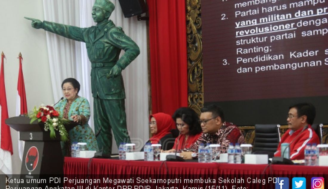 Ketua umum PDI Perjuangan Megawati Soekarnoputri membuka Sekolah Caleg PDI Perjuangan Angkatan III di Kantor DPP PDIP, Jakarta, Kamis (15/11). - JPNN.com