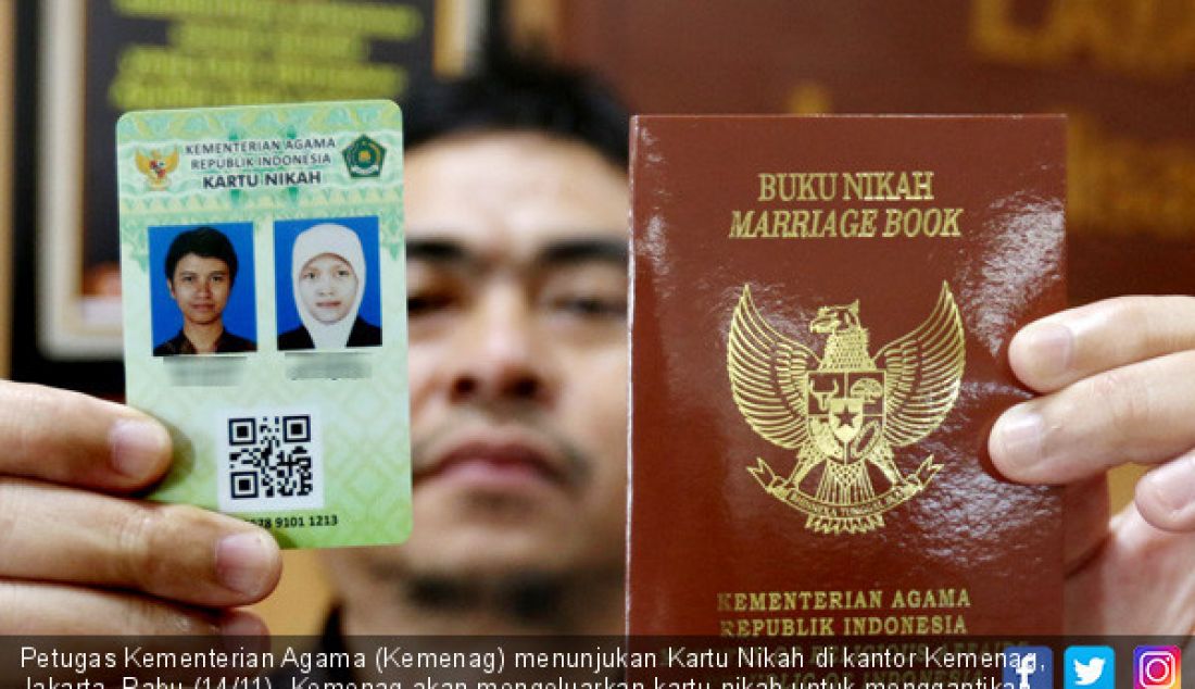 Petugas Kementerian Agama (Kemenag) menunjukan Kartu Nikah di kantor Kemenag, Jakarta, Rabu (14/11). Kemenag akan mengeluarkan kartu nikah untuk menggantikan buku nikah karena maraknya pemalsuan buku nikah. - JPNN.com