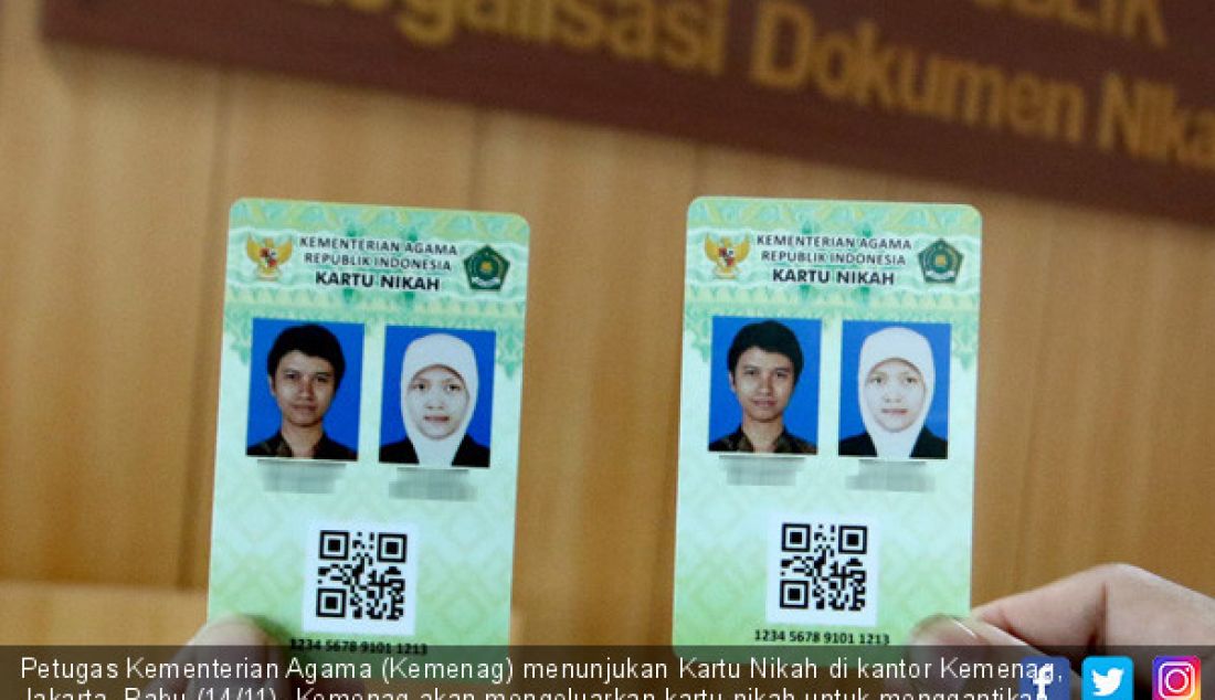 Petugas Kementerian Agama (Kemenag) menunjukan Kartu Nikah di kantor Kemenag, Jakarta, Rabu (14/11). Kemenag akan mengeluarkan kartu nikah untuk menggantikan buku nikah karena maraknya pemalsuan buku nikah. - JPNN.com