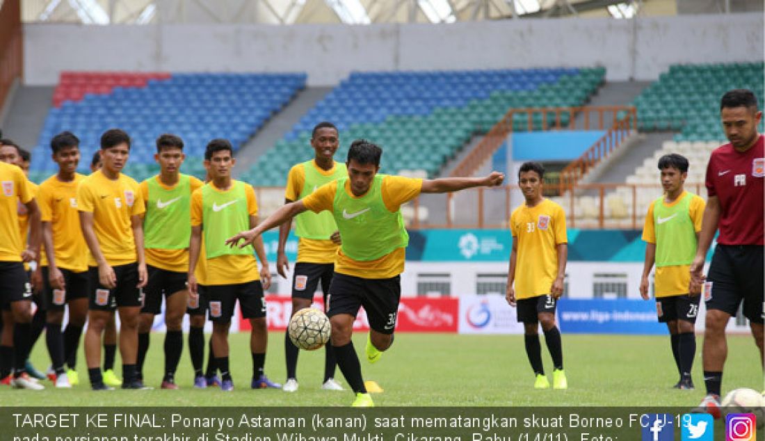 TARGET KE FINAL: Ponaryo Astaman (kanan) saat mematangkan skuat Borneo FC U-19 pada persiapan terakhir di Stadion Wibawa Mukti, Cikarang, Rabu (14/11). - JPNN.com