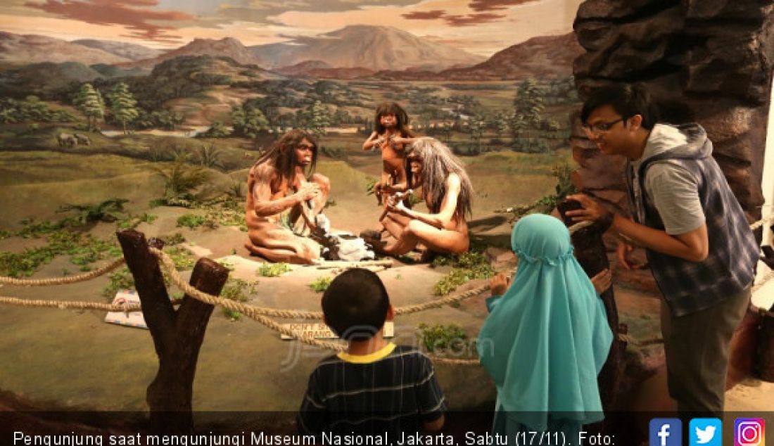 Pengunjung saat mengunjungi Museum Nasional, Jakarta, Sabtu (17/11). - JPNN.com