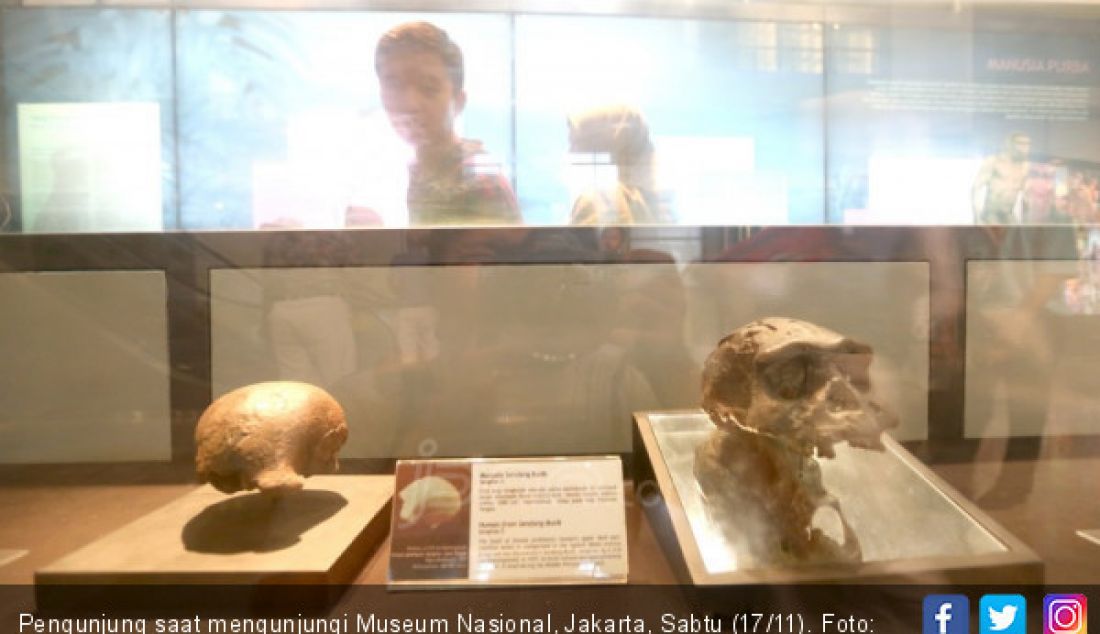 Pengunjung saat mengunjungi Museum Nasional, Jakarta, Sabtu (17/11). - JPNN.com